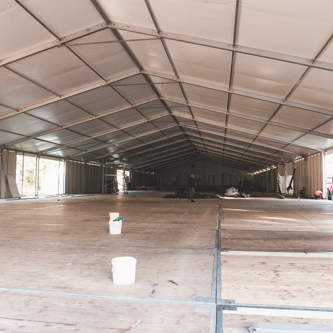 2700 m² tentconstructie met zwaarlastvloeren