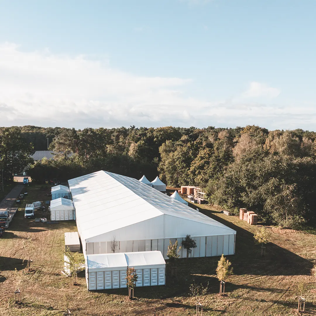 24 x 70 meter tent met 4 m zijhoogte