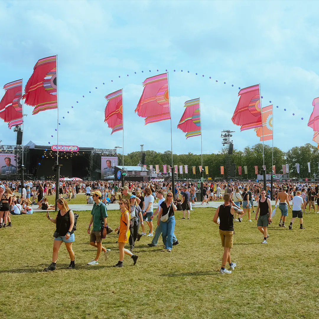 + 9000m² vloeren/wandelpaden bij Pukkelpop door GBS Tenten